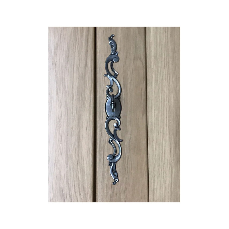 RUSTIC KEY ENTRY ON THE RIGHT